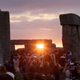 Participantes en la fiesta del Solsticio de verano en Stonehenge.